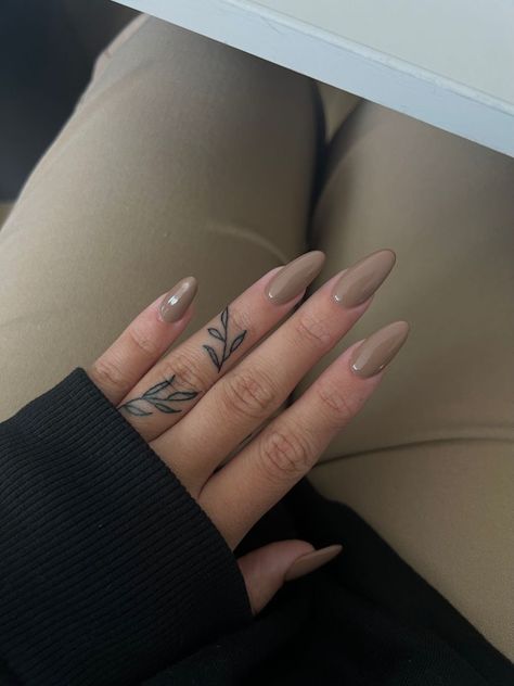 Brown Cute Nails, Simple Dagger Tattoo, Dagger Tattoo Design, Flower Finger Tattoos, Simple Finger Tattoo, Cute Foot Tattoos, Finger Tattoo Ideas, Tato Paha, Small Finger Tattoos