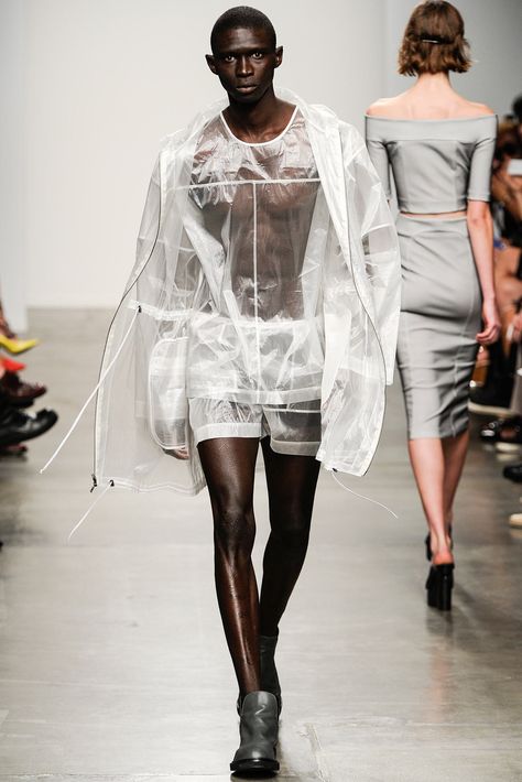 Jeremy Laing Spring 2014 Ready-to-Wear Fashion Show Transparent Accessories, Activewear Inspiration, Men Fashion Photo, Modern Mens Fashion, Art Pins, Genderless Fashion, Transparent Fashion, Mens Fashion Urban, Futuristic Fashion