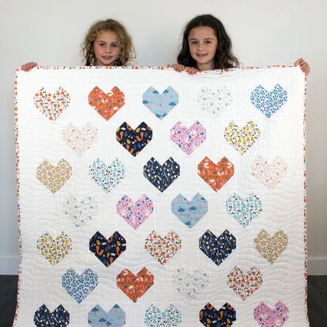 Quilt With Hearts, Fat Quarter Quilt Pattern, Heart Quilt Pattern, Jelly Roll Quilt Patterns, Fat Quarter Quilt, Quilt Care, Holiday Quilts, Memory Quilt, Heart Quilt