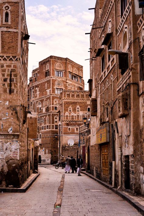 https://flic.kr/p/sjyBqe | Street, Sanaá, Yemen Yemen Sanaa, Interesting Buildings, Islamic Architecture, Yemen, Old City, Oman, Abu Dhabi, Middle East, In The Middle