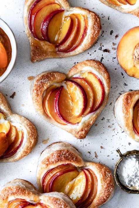 Heart Shaped Puff Pastry, Peach Brunch Ideas, Summer Pastries, Spring Pastries, Peach Pastries, Cafe Pastries, Peach Pastry, Pretty Pastries, Peach Puff Pastry