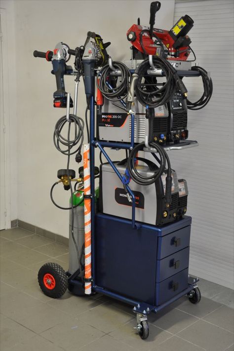 Chariot de soudure complet pour travailler a l'atelier, soudure tig, soudure mig et découpeur plasma wuithom.
Support de meuleuse, support de bouteils de gaz et rangement d'atelier. 
Complete welding trolley for working in the workshop, tig welding, mig welding and wuithom plasma cutter.
Grinder holder, gas cylinder holder and workshop storage. Welding Trolley, Metal Office Desk, Welding Workshop, Welding Works, Welded Metal Projects, Machining Metal Projects, Chassis Fabrication, Welding Shop, Grill Door Design