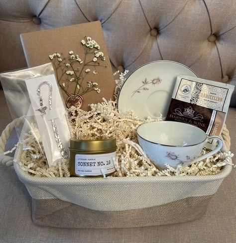 The perfect gift for the book lover in your life! Blind Date With A Book Gift Basket, Book Lover Gift Basket, Book Basket Gift, Reading Gift Basket, Date With A Book Gift, Book Lovers Gift Basket, Book Gift Basket, Book And Tea, Tea Sachet