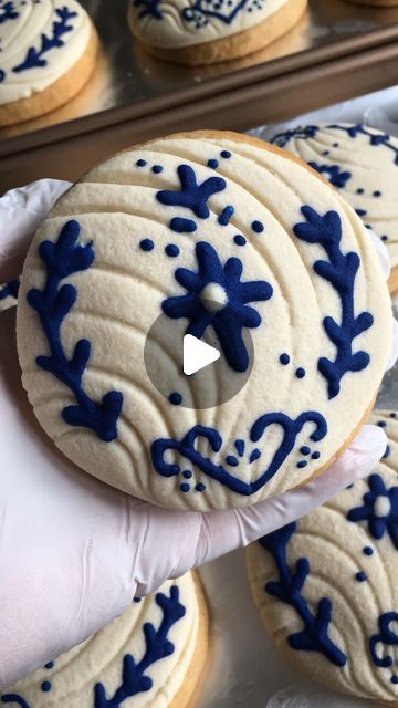 Gloria Ruiz on Instagram: "Talavera inspired Conchas 💙  #talavera #conchas #veganconchas #pandulce #baking #bread #foodblogger #foodart #sugarart #mexico #wedding #events #losangeles #inglewood" Talavera Wedding Decor Blue And White, Talavera Wedding Cake, Talavera Quinceanera, Talavera Cake, Talavera Party, Mexican Wedding Ideas, Rancho Wedding, Traditional Mexican Wedding, Talavera Wedding