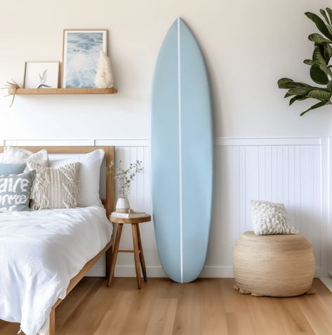 Surf Style Bedroom, Surfboard Room Decor, Surf Room Ideas, Surfboard Room, Surfing Gifts, Spanish Bedroom, Pink Surfboard, Surf Bedroom, Decorative Surfboard