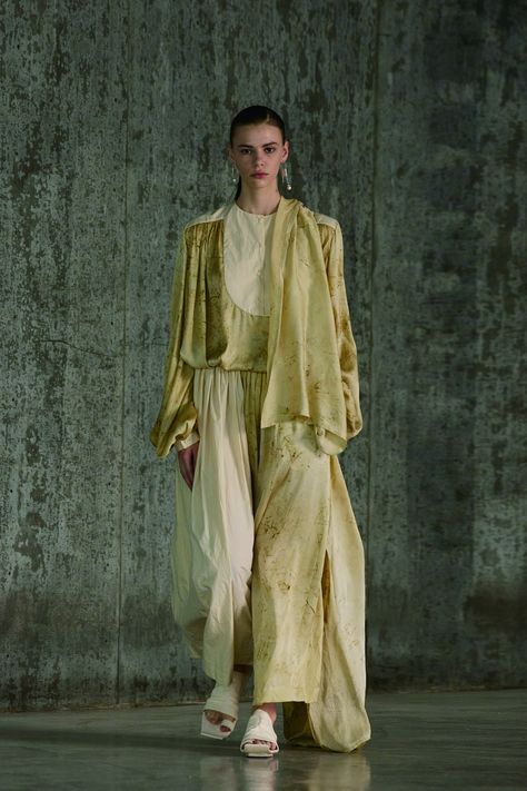 Wabi Sabi Outfit, Wabi Sabi Fashion, Couture Coats, 2022 Fashion Show, Natural Dye Fabric, Modest Wear, Spring Summer 2022, 2022 Fashion, How To Dye Fabric