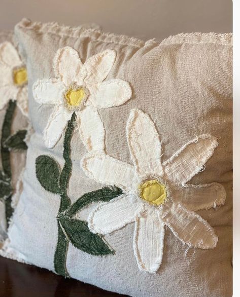 Handmade Throw Pillows, Spring Pillows Diy, Summer Pillow Covers, Easter Pillows Ideas, Diy Throw Pillow Covers, Spring House Decor, Vintage Spring Decor, Neutral Fabrics, Daisy Pillow