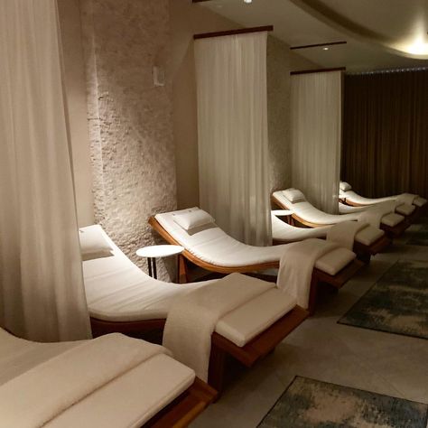 Recovery Spa Design, Spa Chair Ideas, Spa Quiet Room, Luxurious Spa Design, Luxury Day Spa Interior Design, Luxury Facial Room, Spa Relaxation Room Ideas, Spa Changing Room, Iv Therapy Room Design