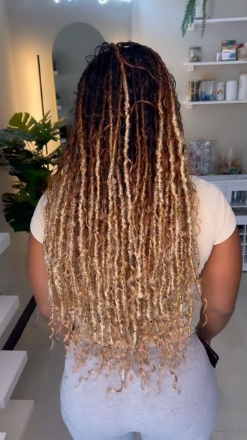 Honey Blonde Ombre Locs, Locs Ombre Colored, Blonde Boho Faux Locs, Blonde Boho Locs Black Women, Ombré Faux Locs, Ombre Faux Locs Black Women, Balayage Locs, Blonde Faux Locs Black Women, Boho Locs With Curls