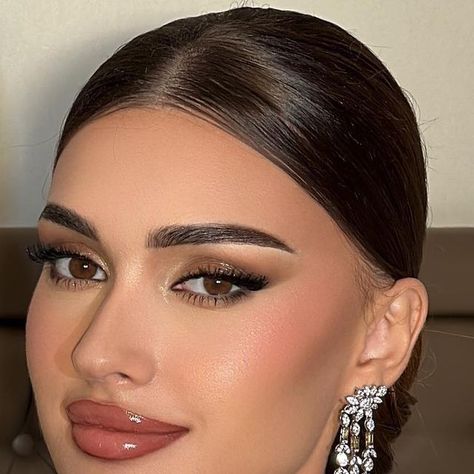 Soiree Makeup Look, Makeup For Gold Dress, Makeup Looks Classy, Gold Bridal Makeup, Classy Makeup Looks, Gold Dress Makeup, Nikkah Party, Makeup For Wedding Party, Make Up Wedding