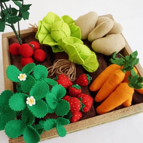 Felt Vegetable Garden, Felt Food Diy, Felt Kids, Felt Fruit, Felt Play Food, Felt Books, Kid Hacks, Food Patterns, Food Accessories