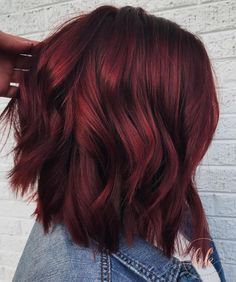 Introducing the new drink-inspired hair-color trend, "mulled wine hair." Check out all the inspiration and find out more about the fad, here. Winter Hair Trends, Red Balayage Hair, Wine Hair Color, Dark Red Hair Color, Warm Hair Color, Short Red Hair, Short Ombre Hair, Wine Hair, Hair Color Burgundy