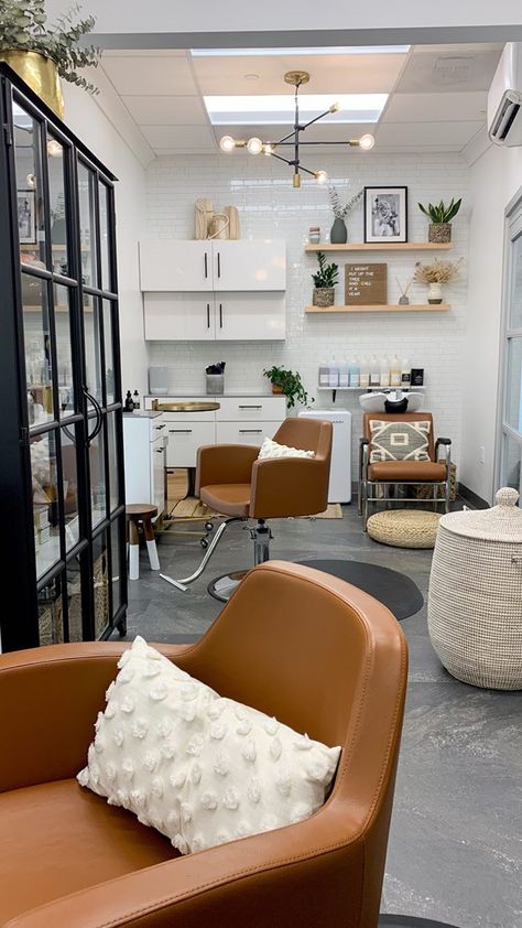 🧡🌿💡 // Swayy Salon in Ladera Ranch, CA Salon Suite Decor Ideas, Salon Decor Studio, Salon Suite Decor, Salon Lofts, Manicure Tables, Nail Salon Equipment, Minerva Beauty, Home Hair Salons, Home Beauty Salon