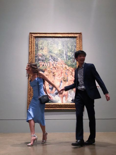 Couples At Art Museum, Art Gallery Couple Photos, Art Museum Couple Pictures, Art Gallery Couple Aesthetic, Museum Dates Aesthetic, Museum Photoshoot Ideas Men, Art Museum Date Aesthetic, Art Museum Photos, Art Gallery Instagram Pictures