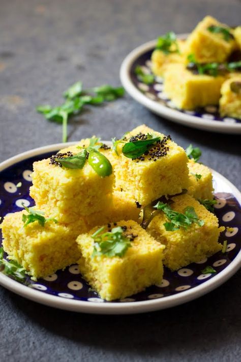 Instant Khaman Dhokla Idli Dhokla Recipe, Khatta Dhokla Recipe, Live Dhokla Recipe, Moong Dal Dhokla, Instant Khaman Dhokla Recipe, Khaman Dhokla, Dhokla Recipe, Yummy Healthy Snacks, Eggless Recipes