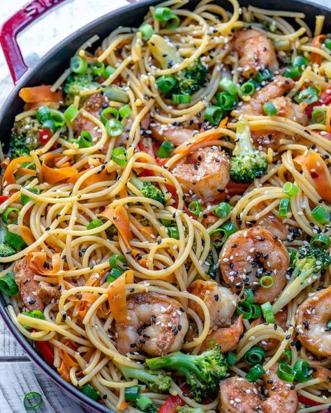 Easy Shrimp Stir Fry, Pescatarian Dishes, Tai Food, Healthy Noodle Recipes, Noodles Asian, Stir Fry Noodles Recipe, Chinese Meals, Prawn Stir Fry, Stir Fry Shrimp Recipes