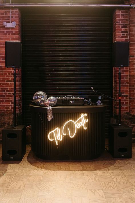 Dj Booth Restaurant, Dj Set Up Ideas, Black Disco Wedding, Wedding Dj Booth Decor, Black Mobile Bar, Cool Dj Booth, Halloween Dj Booth, Dj Table Design Dj Booth, Dj Table Dj Setup