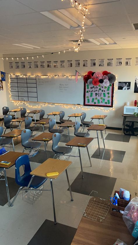 School Classroom Highschool, American High School Aesthetic Classroom, High School Classroom Asthetics, Middle School Classroom Aesthetic, Highschool Classroom Aesthetic, Highschool Classroom Ideas, Teacher Room Ideas High School, Dentist Vibes, Classrooms High School