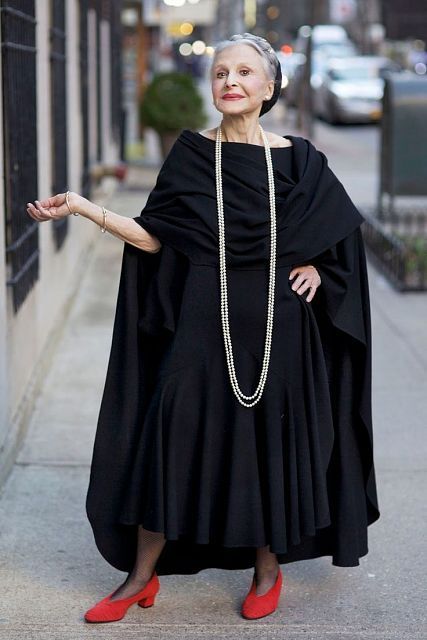 When your grandma dresses better than you: style icons over 60 Grandma Dress, Carmen Dell'orefice, Advanced Style, Ageless Style, Ageless Beauty, Old Woman, Fashion Over 50, Lee Min, Mode Inspiration