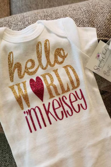 Personalized Hello World Bodysuit and Bow Headband, the perfect baby shower gift!
A PERFECT gift for any Newborn Baby Girl!
With an adorable slogan, in a gorgeous sparkly (no shed) design, this onepiece is perfect for any newborn princess! Onsies Ideas Girl, Baby Girl Onesies Vinyl, Baby Onsies Ideas Girl, Newborn Photography Outfit, Welcome Home Gifts, Trendy Baby Clothes, Newborn Onesies, Newborn Girl Outfits, Take Home Outfit