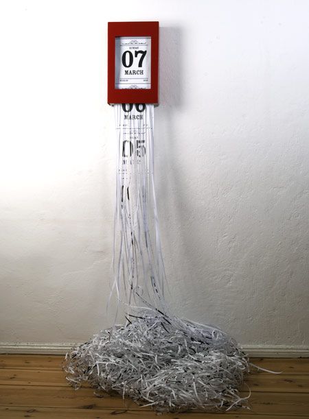 Chromo Shredder by Susanna Hertrich, a poetic time-object that shreds each passing day. Paper Shredder Art, Wall Calender, Creative Calendar, Cool Calendars, 달력 디자인, Paper Shredder, Toy Theatre, Calendar Design, Cool Inventions