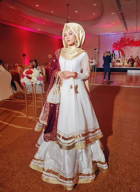 Hijab Style For Wedding Function, Dress For Girls For Wedding, Wedding Hijab Styles Pakistani, Muslim Brides Indian, Engagement Hijab, Arabic Wedding Dress, Hijab Styles For Party, Look 2023, Elegant Hijab