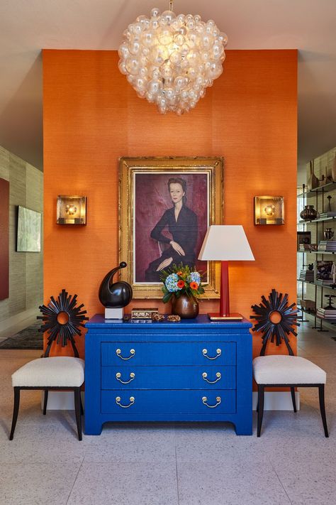 Colorful Dining Rooms Ideas, Wallpaper Decoration Ideas, Bold Livingroom Wallpaper, Bold Accent Wall, Wallpaper With Orange Color, Wallpapered Hallway, Yellow And Purple Aesthetic, Orange Interior Design, Blue And Orange