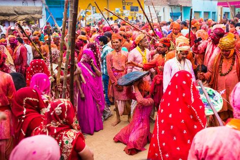 The way Holi is celebrated in the birth towns of Krishna and Radha (Barsana and Nandgaon) respectively is insane. Men from Nandgaon come with the intention of teasing the women from Barsana and the women in return hit them with Lathis  - hence the name 'Lathmar'. The men also save themselves with shields. The day that follows, all the women from Barsana go to Nandgaon to celebrate Holi with the men there. The main celebrations take place in the Ladliji Temple ( dedicated) to Radha Rani. This uni Lathmar Holi, Festival Of Colours, Holi Celebration, Holi Festival, Color Festival, Radha Rani, Folk Dance, Indian Festivals, The Festival