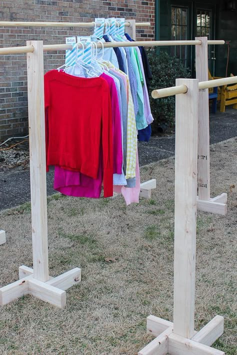 DIY Clothes Racks from 2x4s and Free Printable Size Dividers - a great idea for yard sales. Yard Sale Clothes, Yard Sale Clothes Rack, Diy Clothes Rack Cheap, Retail Clothing Racks, Pallet Deck Diy, Diy Clothes Hangers, Garage Sale Tips, Diy Rack, Diy Clothes Rack