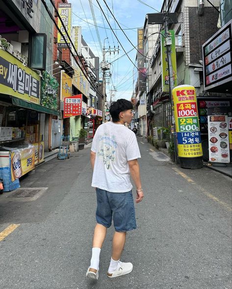 Socal Asian Outfit Men, Long Jean Shorts Outfit Aesthetic, Japan Outfits Men, Korea Outfits Summer, Asian Summer Outfits Men, Japan Streetwear Men, Japan Outfit Men, Bkk Outfit, Clogs Outfit Men