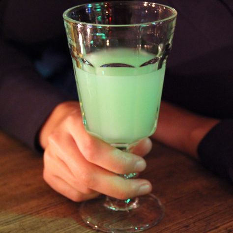 Essen, How To Drink Absinthe, Absinthe Drinks Recipes, Absinthe Aesthetic, Absinthe Cocktail Recipes, Herbal Cocktails, Absinthe Recipe, Flaming Drinks, Green Fairy Absinthe