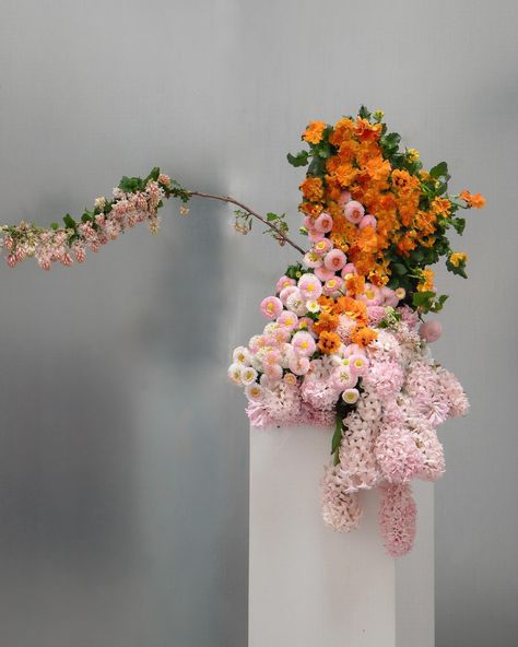 Some of the gorgeous floral, vegetable, and fruit installations by @carolinruggaber that inspire with their vibrant colors and unique designs ❤️ Floral Arches, Floral Installation, Orange And Pink Wedding, Unique Floral Arrangements, Unique Flower Arrangements, Jewelry Photography Styling, Flower Therapy, Ceremony Inspiration, Unique Flowers