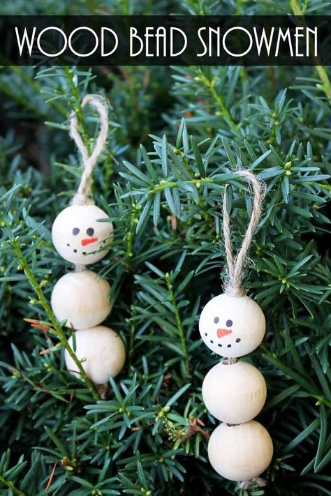 Who needs a few snowman decorations for their tree? I think we all do! I am in love with these wood bead snowmen and how simple they are. Grab your craft supplies and whip up a batch today! Wooden Bead Crafts, Country Christmas Ornaments, Diy Snowman Decorations, Diy Schneemann, Diy Snowman, Snowman Decorations, Snowman Crafts, Snowman Ornaments, Christmas Ornament Crafts