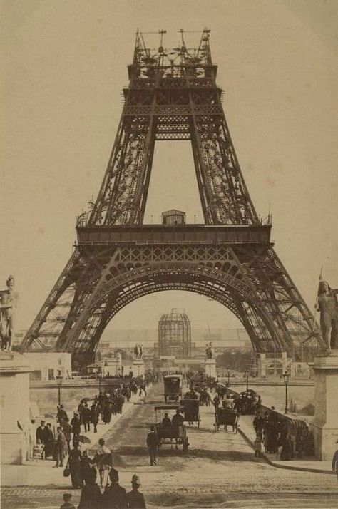 Paris History, Eiffel Tower Photography, Metro Paris, Paris 1900, Gustave Eiffel, Paris Tour Eiffel, Paris Wallpaper, Old Paris, Old Photography