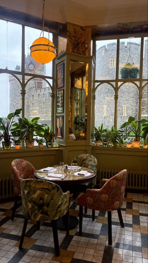 #englishbreakfast #cafe #aesthetic #pretty #girly #breakfastdate #england #travel #theivyroyal #windsor #castle #queen #plants Fairy Cafe Aesthetic, Cottagecore Coffee Shop Aesthetic, England Cafe Aesthetic, Regency Cafe London, Edinburgh Cafe Aesthetic, Regency Era Aesthetic, Ivy Cafe, Cafe Plants, Breakfast Cafe