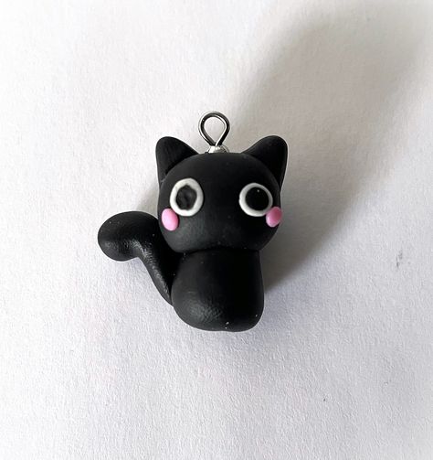 Simple pendant of cute little cat in Fimo paste. The cat has a wide tail and large round eyes that gives it a curious and childish look. Unvarnished and ideal for a gift to offer to her best friend. It can be black or red according to your taste. Cat Clay Sculpture Easy, Black Cat Clay Sculpture, Cute Modelling Clay Ideas Easy, Cute Simple Things To Make Out Of Clay, Things To Create With Clay, Cat With Clay, Simple Polymer Clay Charms, Clay Black Cat, Fimo Gifts