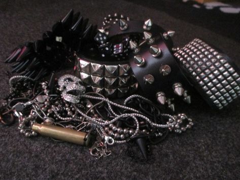 Metalhead Belt, Mall Goth Aesthetic Wallpaper, Y2k Goth Aesthetic, Dark Punk, Scene Emo, Belem, Estilo Punk, Studded Belt, Emo Goth