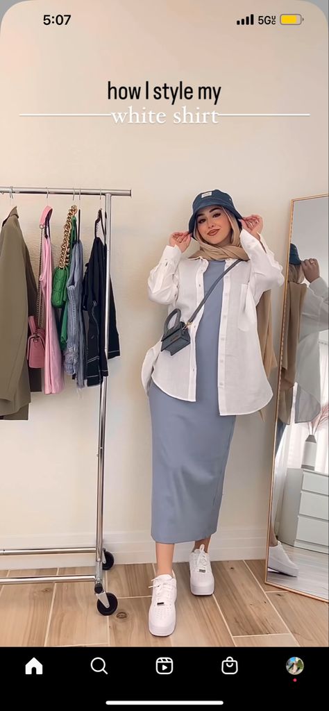 Hijabi Bucket Hat Outfit, White Shirt Modest Outfit, Hijabi White Shirt Outfit, Oversized Tshirt Outfit Women Hijab, Hijab Outfit With Sneakers, White Tshirt Outfit Hijab, Oversized Shirt Hijab Outfit, Hijab With Bucket Hat Outfit, Ootd Bucket Hat Hijab