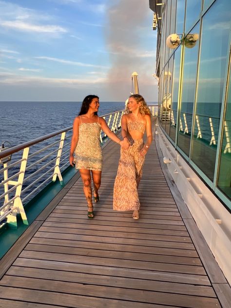 outfits, cruise Insta Photo Ideas Cruise, Best Friend Cruise Pictures, Cruise Pics With Friends, Cruise Picture Ideas Friends, Aesthetic Cruise Pictures, Cruise Friends Aesthetic, Cruise Pictures Ideas, Cruise Poses Photo Ideas, Cruise Picture Ideas Instagram