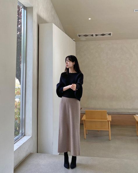 Asian Modest Outfit, Office Outfits Women Modest, Korean Teacher Aesthetic, Korean Church Outfit, Long Winter Skirt Outfit, Minimal Korean Fashion, Japanese Fall Outfits, Korean Teacher Outfits, Korean Winter Outfits Women