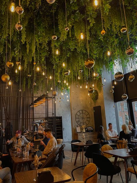 Industrial Boho Restaurant, Greenery Restaurant Design, Plant Ceiling Decor Restaurant, Small Modern Restaurant Design, Jungle Bar Design, Botanical Coffee Shop, Restraunt Interior Design Ideas, Indoor Garden Cafe, Tropical Restaurant Design