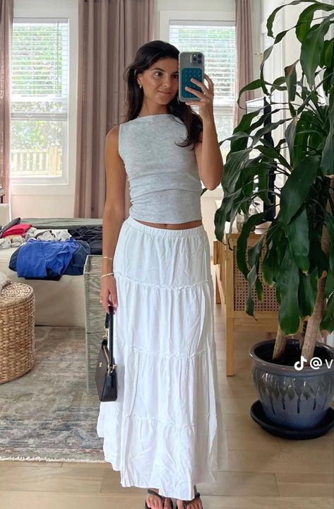 Long Skirts With Belts, White Cotton Skirt Outfit Summer, White Peasant Skirt Outfit, Long White Ruffle Skirt, Long White Skirt Outfit Winter, Guatemala Outfits Ideas, Long Skirt Outfits Casual, London Outfit Ideas Summer, Flowy Maxi Skirt Outfit