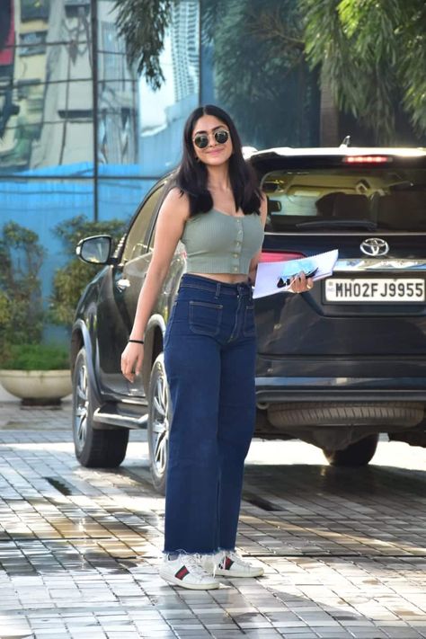 Jeans Tops Indian Style For Women, Casual College Outfits Summer, Mrunal Thakur, Celebrity Casual Outfits, Casual Indian Fashion, Stylish Fall Outfits, Casual College Outfits, Desi Fashion Casual, Casual Day Outfits