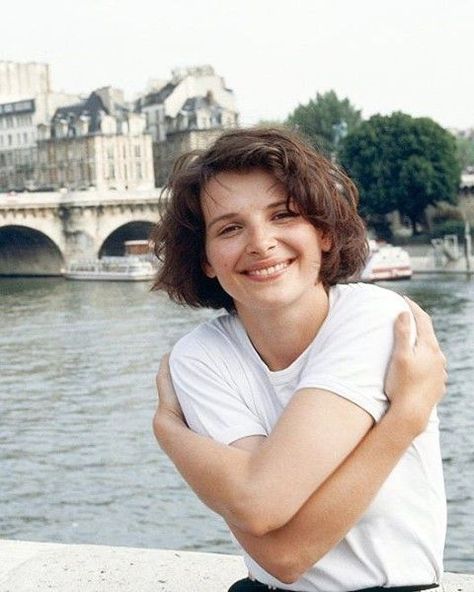 Juliette Binoche, Robert Doisneau, French Cinema, Hair Inspiration Short, Cold Outfits, 2024 Style, French Actress, Famous Girls, Film Photography