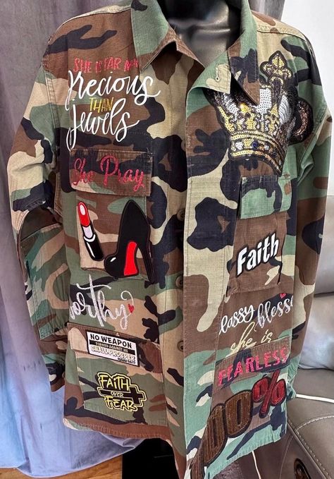 You can add your name and change up some patches Camoflauge Jacket Outfit, Camo Jacket Outfit, Camo Jacket Women, Camoflauge Jacket, Camo Outfits, Diy Jacket, Camouflage Jacket, Army Jacket, Womens Jackets