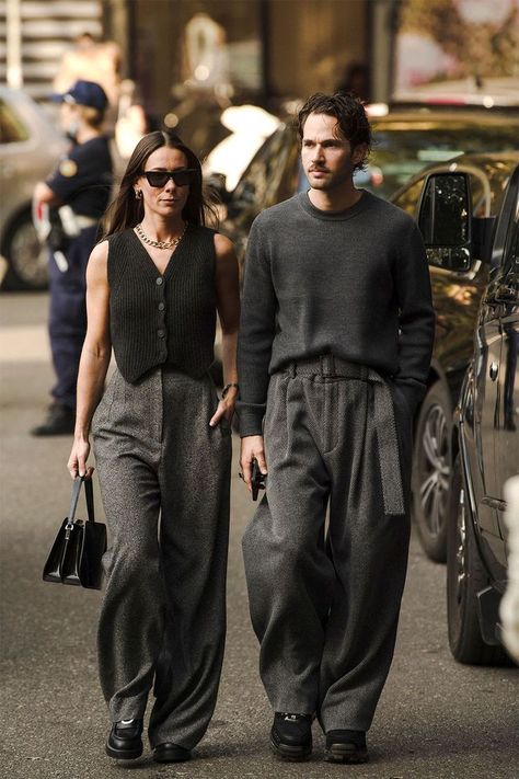 Couple Style Fashion Outfits, Italian Street Style Women, Italian Street Fashion, Italy Street Fashion, Vest Street Style, Italian Fashion Street, Italy Street, Milan Fashion Week Street Style, Couple Fits