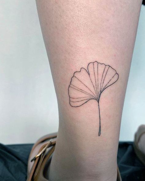 Chinese Moon Tattoo, Ginko Leaf Tattoo Minimalist, Ginko Leaf Tattoos Design, Gingko Illustration, Ginko Leaf Tattoo, Gingko Leaves Tattoo, Leaf Tattoos For Women, Ginkgo Leaf Tattoo, Leaf Tattoo