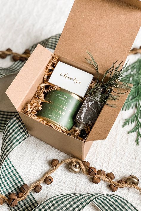 Gift Box Ideas Christmas, Gift Box Ideas For Men, Lilin Aroma, Artisan Gift Box, Gift Box Ideas, Soya Mumu, Box Studio, Candles Photography, Candle Gift Box