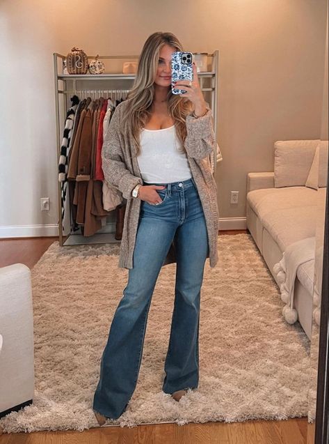 Western Fashion Outfits Winter, Flare Jeans Outfit Business Casual, Southern Womens Fashion, Work Western Outfits Women, Nashville Jeans Outfit, Southern Women Outfits, Western Style Fashion, Recruiter Outfits, Business Casual With Cowboy Boots