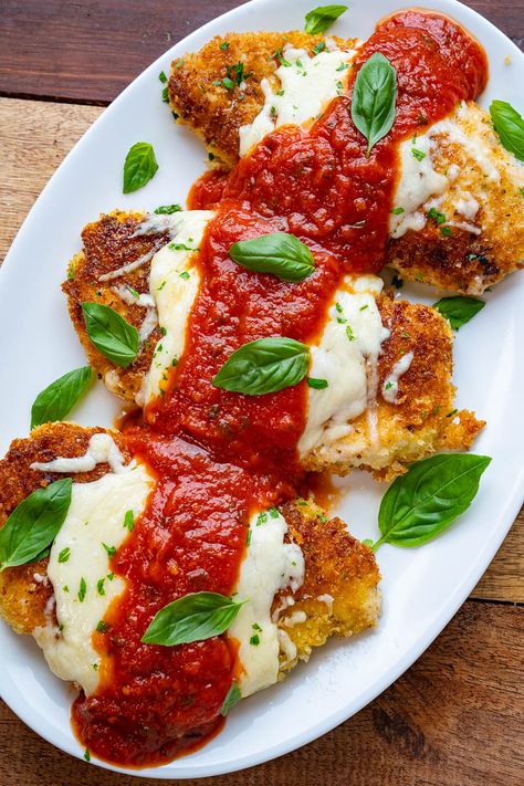 Dinner Board, Closet Cooking, Chicken With Italian Seasoning, Chicken Parmigiana, Salad Pasta, Think Food, Breaded Chicken, Chicken Dishes Recipes, Alfredo Sauce